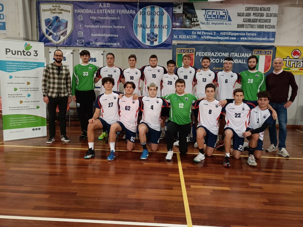 La squadra Handball Estense che milita nel Campionato FIGH di Serie B con i soci di Punto 3 Filippo Lenzerini e Cesare Buffone